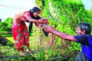 আটকা পড়া রোহিঙ্গারা পালিয়ে আসার চেষ্টা করছে
