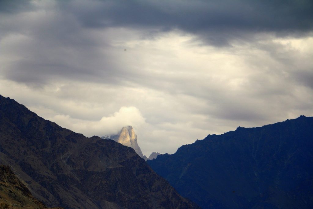 কারাকোরাম পর্বতরেঞ্জে অবস্থিত পৃথিবীর ২য় সর্বোচ্চ পর্বতশৃঙ্গ K2 (Mount Godwin Austin)