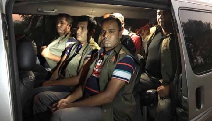 টেকনাফে-সেনাসদস্যদের-হাতে-ডিবির-৭-জন-আটক টেকনাফে সেনাসদস্যদের হাতে ডিবির ৭ জন আটক