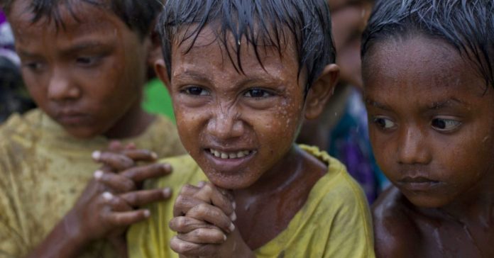 রোদে পুড়ে বৃষ্টিতে ভিজে অসুস্থ একের পর এক রোহিঙ্গা