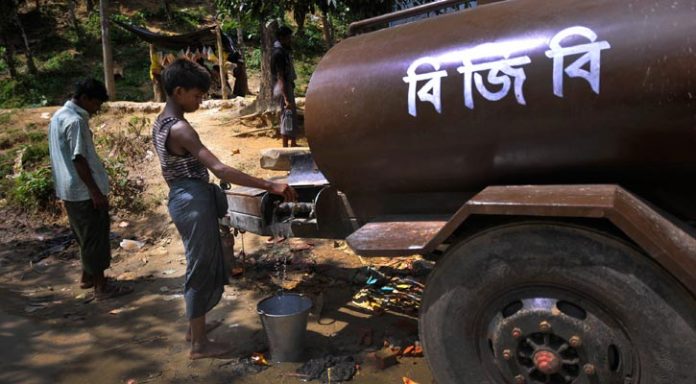 রোহিঙ্গা ক্যাম্পে টয়লেট ও পানির তীব্র সংকট