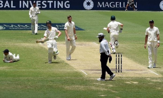 টেস্টে ইংল্যান্ডকে ১০ উইকেটে হারাল অস্ট্রেলিয়া