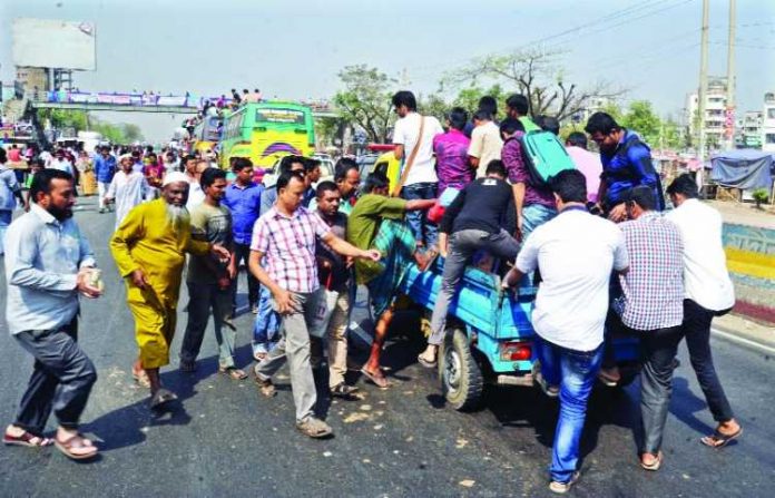 ঢাকা আসার সকল গণপরিবহন বন্ধ, দুর্ভোগে সাধারন মানুষ