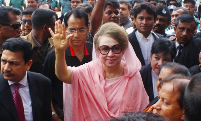 আদালতে আত্মসমর্পণ করে জামিন পেলেন খালেদা জিয়া