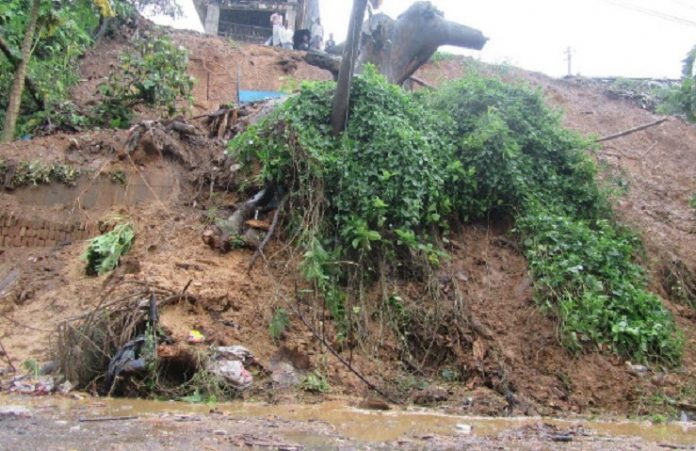 চট্টগ্রামে পাহাড় ধসে ৩ জনের মৃত্যু