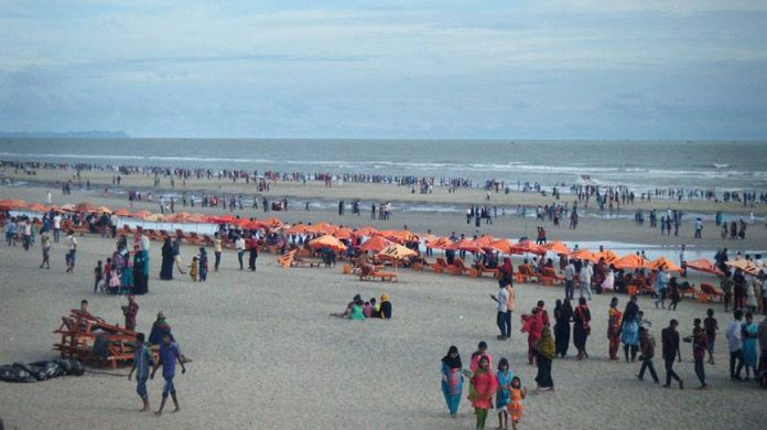 পর্যটকের ভরপুর কক্সবাজার সৈকতে