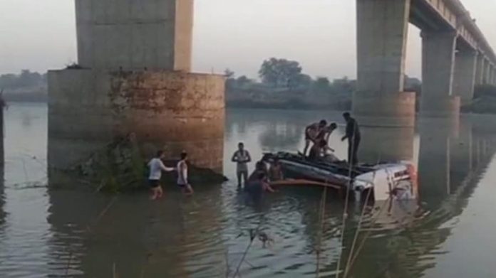 ভারতে যাত্রীবাহী বাস নদীতে, নিহত ২৪