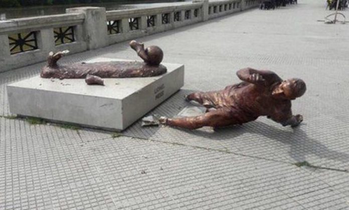 মেসির মূর্তি পড়ে আছে আর্জেন্টিনার রাস্তায়