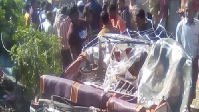 যাত্রীবাহী বাসচাপায় শাহজাদপুরে অটোরিকশার ৫ যাত্রী নিহত