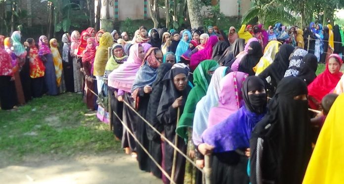 শান্তিপূর্ণ পরিবেশে রংপুরে ভোটগ্রহণ চলছে