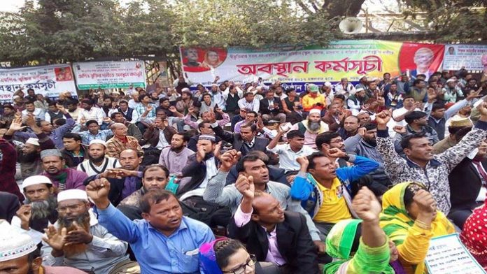 ৩য় দিনের মতো আন্দোলন অব্যাহত রাখেন নন-এমপিওভুক্ত শিক্ষকরা