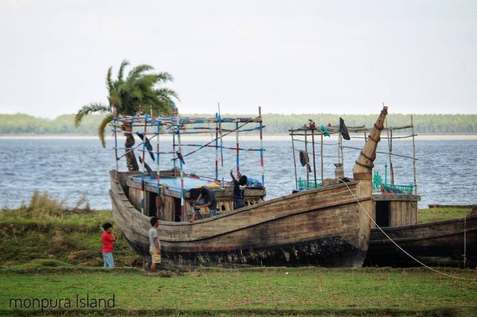 এই নৌকায় আমাদের বসবাস ছিল