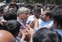 আবারও ঢাবির শিক্ষক-শিক্ষার্থীদের ওপর ছাত্রলীগের হামলা আবারও ঢাবির শিক্ষক-শিক্ষার্থীদের ওপর ছাত্রলীগের হামলা