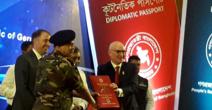বাংলাদেশ ও জার্মানির ই-পাসপোর্ট ও ই-গেইটের চুক্তি সাক্ষর