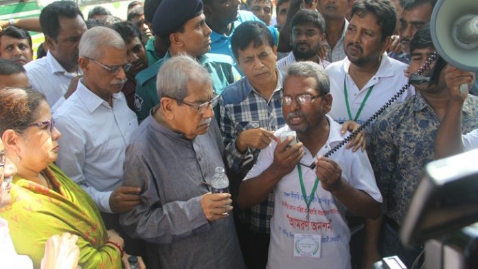 বিশিষ্ট নাগরিকদের অনুরোধে অনশন ভাঙলেন শিক্ষক-কর্মচারীরা