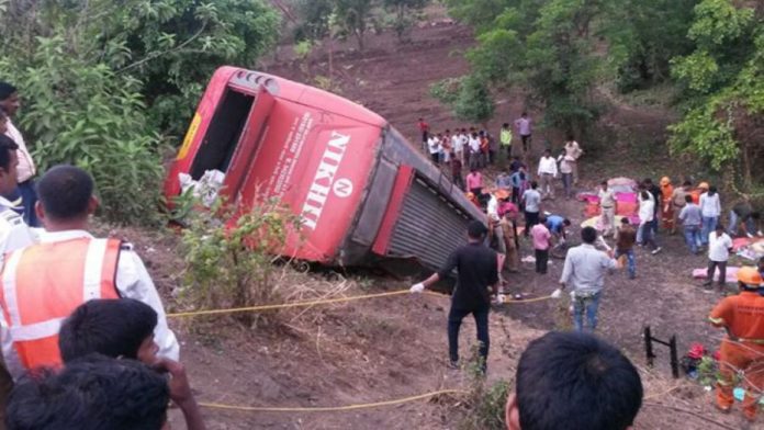 ভারতে শিক্ষার্থীবাহী একটি বাস খাদে পড়ে নিহত ২০