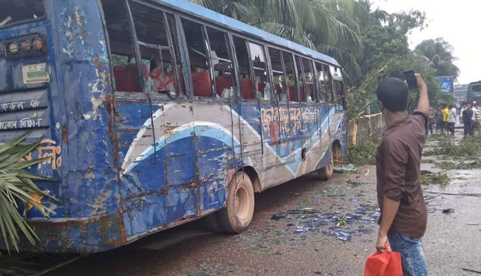 লাশ ধ্বংসযজ্ঞ, এরই মাঝে সেলফি