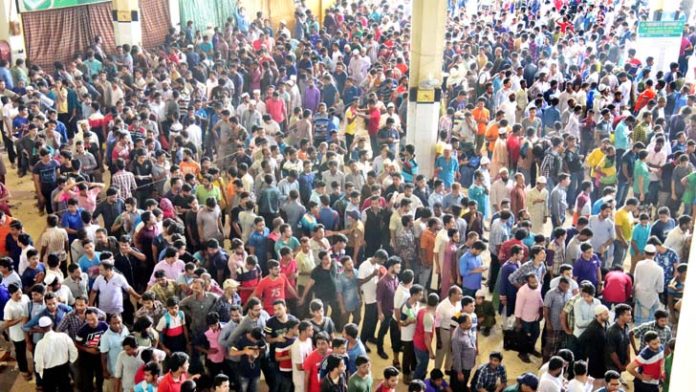 অগ্রিম টিকিট পেতে কমলাপুরে দীর্ঘ লাইন
