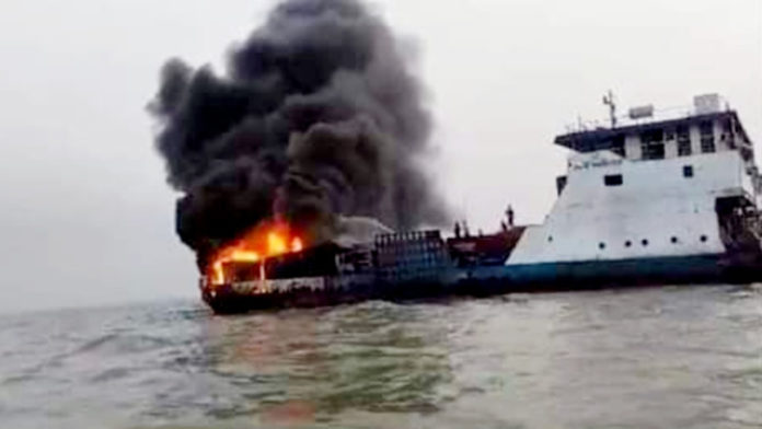 ফেরিতে হঠাৎ আগুনে পুড়লো ৬ ট্রাক