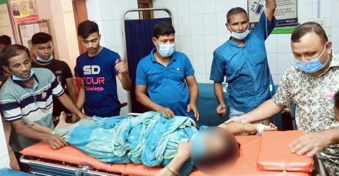 কুকুরের কামড়ে ছেলের মৃত্যু মেনে না নিতে পেরে মায়ের আত্মহত্যা