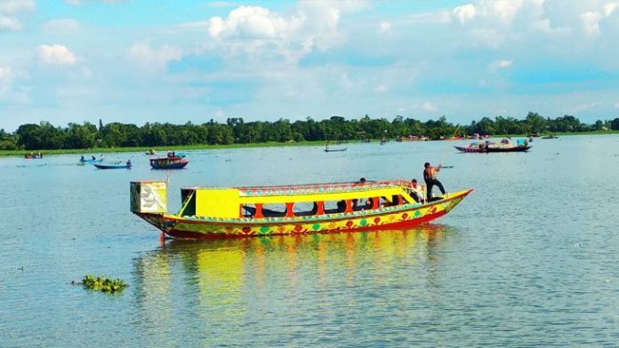 গানের তালে তালে নাচানাচি করায় ডুবে গেল লঞ্চ