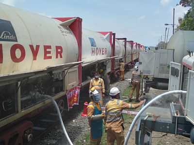 বঙ্গবন্ধু সেতু পশ্চিম স্টেশনে পৌঁছেছে আমদানি করা তরল অক্সিজেন বঙ্গবন্ধু সেতু পশ্চিম স্টেশনে পৌঁছেছে আমদানি করা তরল অক্সিজেন