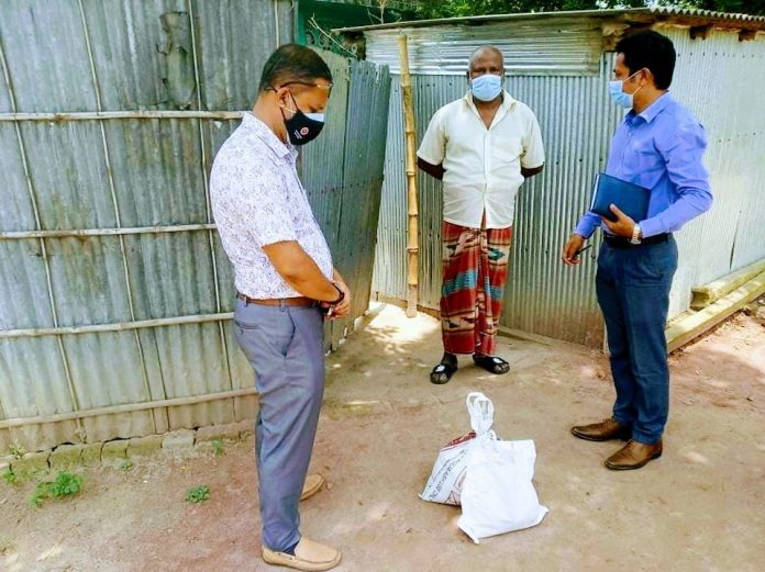 ৩৩৩-তে ফোন দেয়াতে খাদ্য নিয়ে পৌঁছে গেলেন ইউএনও