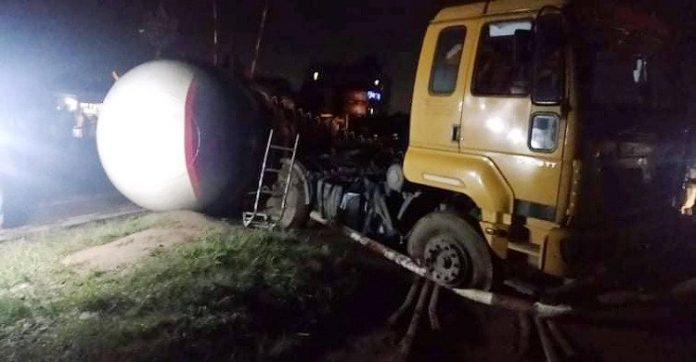 গাজীপুরে ট্রেন-লরি সংঘর্ষে ঢাকা-চট্টগ্রাম-সিলেট রেল যোগাযোগ বন্ধ