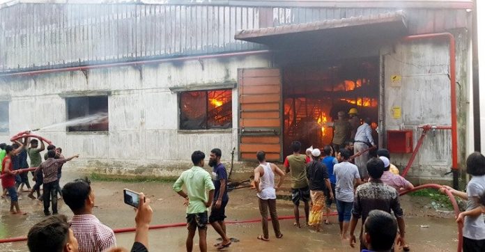 গাজীপুরে পোশাক কারখানার গুদামে আগুন