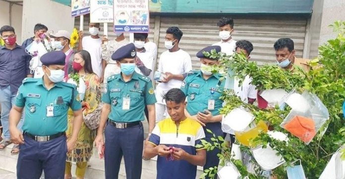 চট্টগ্রামের আগ্রাবাদ মোড়ে গেলেই দেখা মিলবে 'মাস্ক গাছের'
