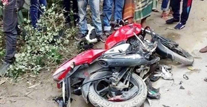 চলন্ত মোটরাইকেলে ফোনে কথা বলতে গিয়ে নিহত যুবক