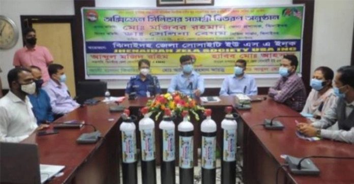 ঝিনাইদহে ২৫ অক্সিজেন সিলিন্ডার দিলো যুক্তরাষ্ট্র প্রবাসীদের সংগঠন