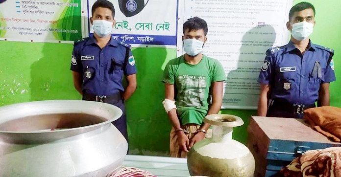 নড়াইলে সংঘর্ষের ঘটনায় অস্ত্রসহ ৪জন আটক