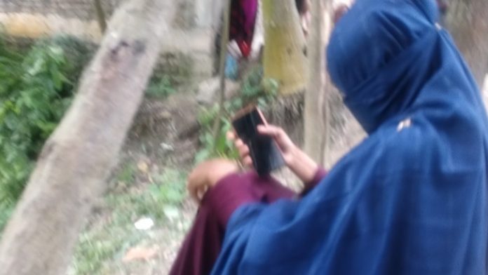 প্রেমিকের বাড়িতে অনার্সের ছাত্রীর অনশন