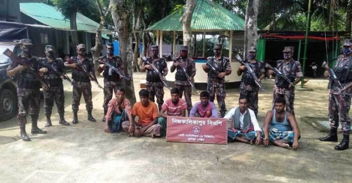 ফেনীতে বালু উত্তোলন নৌকাসহ আটক ৬