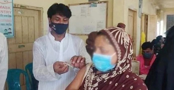 ভ্যাক্সিন পুশ করে ভাইরাল হলেন ইউপি চেয়ারম্যান