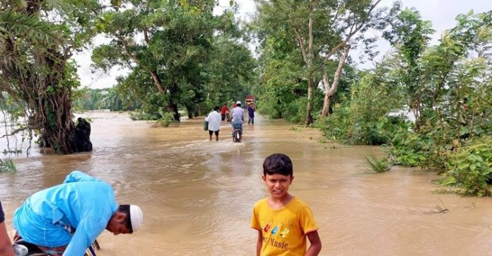 মুহুরী নদীর বাঁধ ভাঙনে লোকালয় প্লাবিত