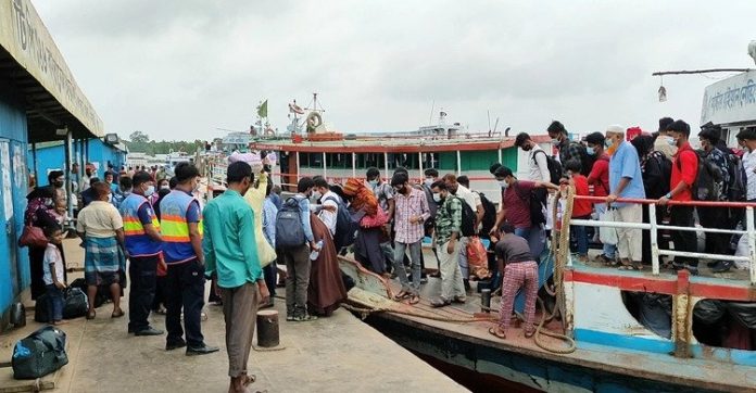 শিমুলিয়াঘাটে লঞ্চের ধাক্কায় কর্মচারী নিহত