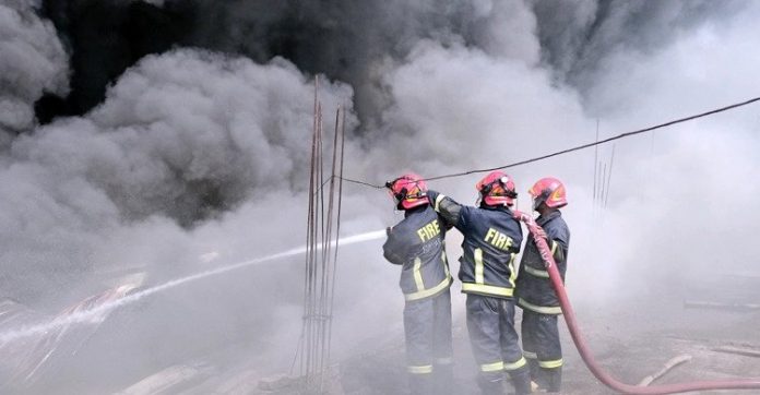 সাভারের রাজফুলবাড়িয়া এলাকায় সিঙ্গার ইলেকট্রনিক্সের একটি ওয়্যারহাউসে লাগা আগুন নিয়ন্ত্রণে এসেছে। ফায়ার সার্ভিসের ১২ ইউনিট প্রায় সাড়ে তিন ঘণ্টা চেষ্টা চালিয়ে আগুন নিয়ন্ত্রণ আনে। এর আগে বৃহস্পতিবার সকাল ৮টায় অগ্নিকাণ্ডের ঘটনা ঘটে। সাড়ে ১১টা আগুন নিয়ন্ত্রণে আসে। ফায়ার সার্ভিস সূত্র জানায়, সকাল ৮ টার দিকে আগুনের সূত্রপাত হলে ফায়ার সার্ভিসকে খবর দেয়া হয়। পরে সাভার ফায়ার সার্ভিসের ২টি ও ডিইপিজেড ফায়ার সার্ভিসের ২টি ইউনিট আগুন নিয়ন্ত্রণে কাজ শুরু করে। তবে আগুনের তীব্রতা বেশি হওয়ায় সাভার ট্যানারি ফাঁড়ি ও আশপাশে আট ইউনিট আগুন নিয়ন্ত্রণে কাজ শুরু করে। ১২টি ইউনিট কাজ শুরু করলে বেলা সাড়ে ১১টায় আগুন নিয়ন্ত্রণ আসে। সাভার ফায়ার সার্ভিসের সিনিয়র স্টেশন অফিসার জহিরুল ইসলাম বলেন, 
