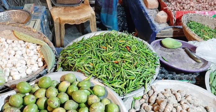 সাভারের বাজারে ১৬০ টাকার নিচে মিলছে না কাঁচামরিচ