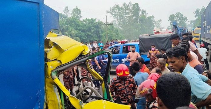 সিরাজগঞ্জে বাস-কাভার্ডভ্যান সংঘর্ষে চালক নিহত