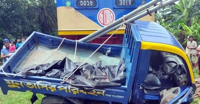 সীতাকুণ্ডে ট্রেন পিকআপ সংঘর্ষ, আধা-ঘণ্টা ট্রেন চলাচল বন্ধ