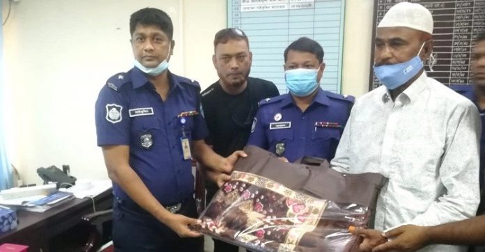 অবসরের দিনে আবেগে আপ্লুত সৎ কনস্টেবল