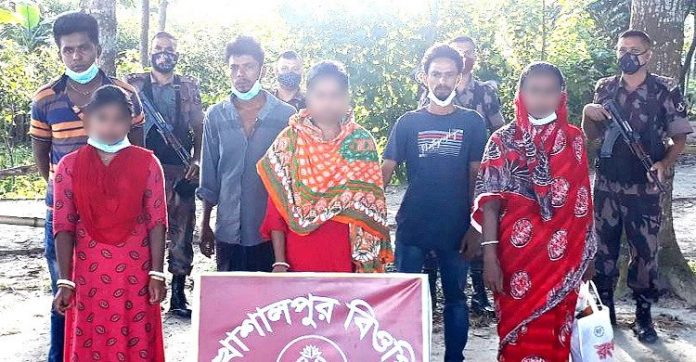 অবৈধভাবে ভারত যাওয়ার পথে দালাল সহ আটক ৭
