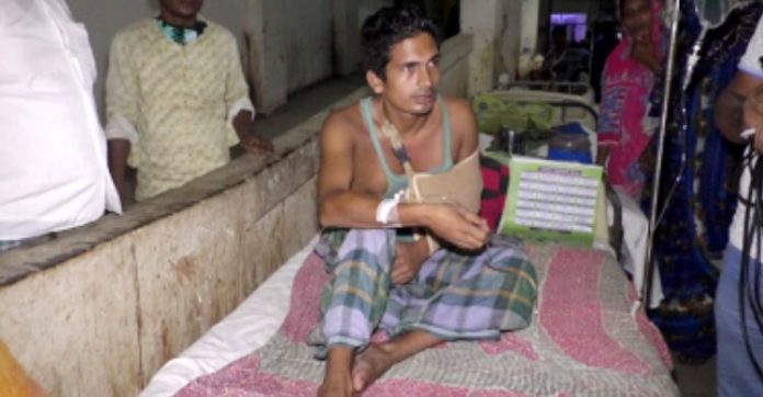 কিস্তি না পাওয়ায় গ্রাহককে মারধর করে হাত ভেঙ্গে দিলেন এনজিও কর্মকর্তা