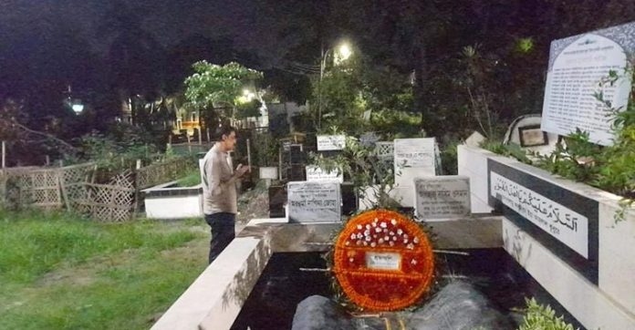 গভীর রাতে কবরস্থানে গিয়ে কাঁদলেন শামীম ওসমান