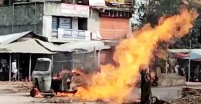 গাছের গোড়া তুলতে গিয়ে সড়কে অগ্নিকান্ড