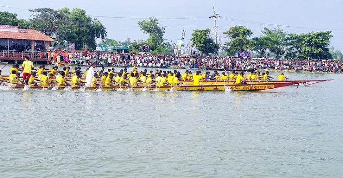 চাপড়া বিলে নৌকাবাইচ প্রতিযোগিতা, দর্শনার্থীদের ঢল