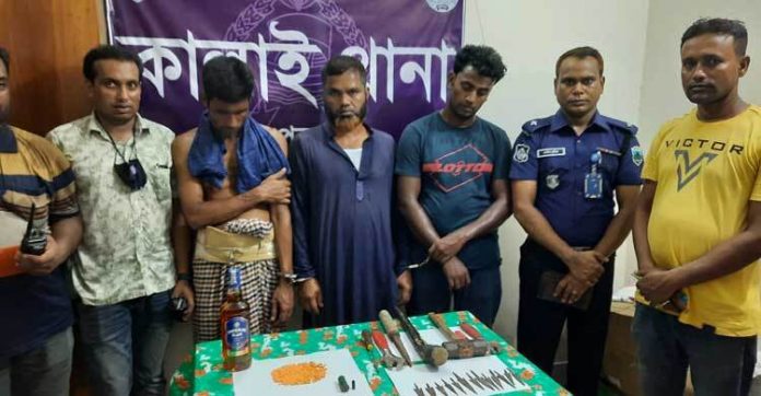 জয়পুরহাটে অস্ত্র-মাদকসহ ৩ ডাকাত সদস্য আটক