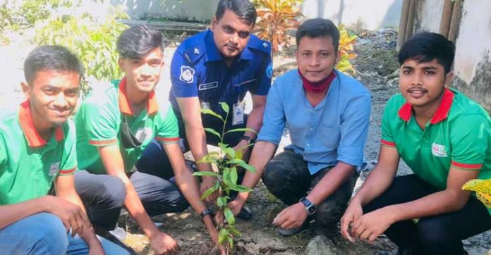 টিফিনের টাকা জমিয়ে শিক্ষার্থীদের গাছ উপহার; মাদক ও ধর্ষণের বিরুদ্ধে শপথ গ্রহণ